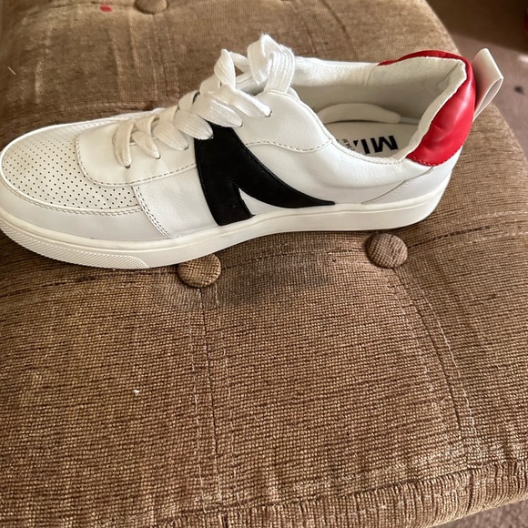 MIA Italia Low Top Sneaker - Picture 2 of 4